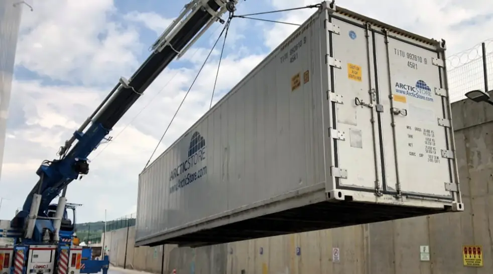 ArcticStore refrigerated container being installed for carbon fiber storage, enabling flexible –18°C cold storage expansion without disrupting manufacturing operations.